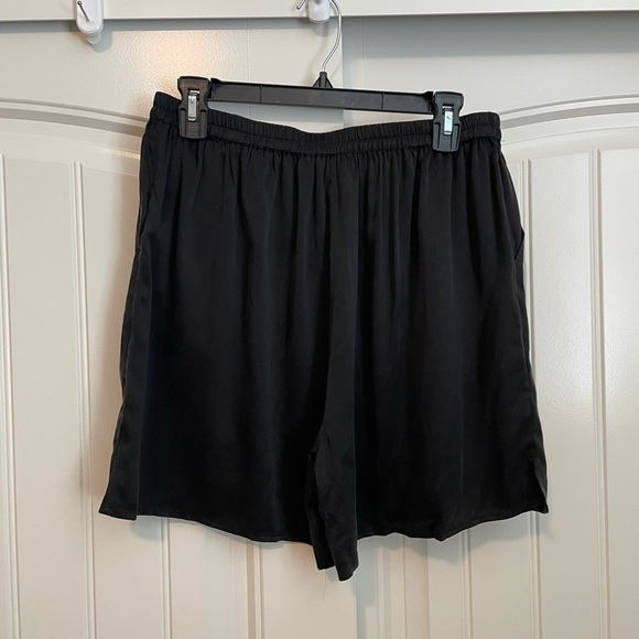 Lunya silk long sleeve and shorts lounge wear set size large - Picture 11 of 13